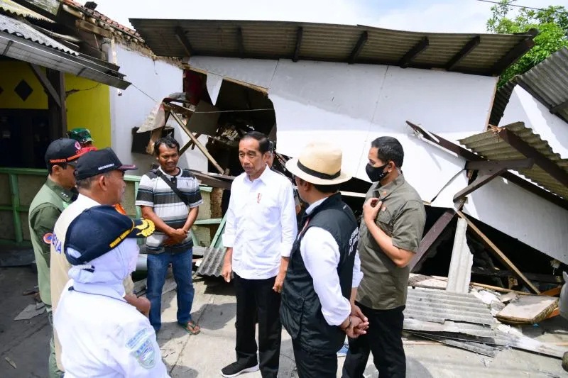 Presiden Joko Widodo meninjau warga terdampak gempa di Kabupaten Cianjur