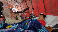 Seorang korban selamat setelah 3 hari tertimbun reruntuhan, Azka (4), menjalani perawatan di RSUD Cianjur, Kabupaten