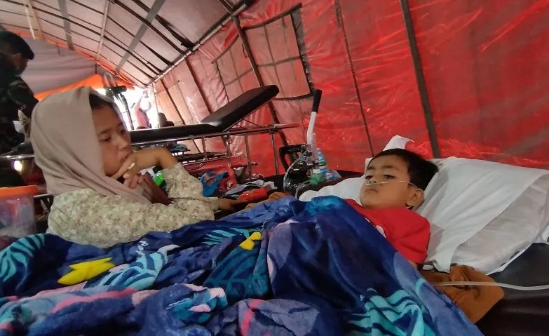 Seorang korban selamat setelah 3 hari tertimbun reruntuhan, Azka (4), menjalani perawatan di RSUD Cianjur, Kabupaten