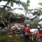 Kerabat dan keluarga membawa jenazah korban gempa bumi saat akan dimakamkan di Desa Sukamulya, Cugenang, Kabupaten Bogor, Jawa Barat, Rabu (23/11/2022). Berdasarkan data