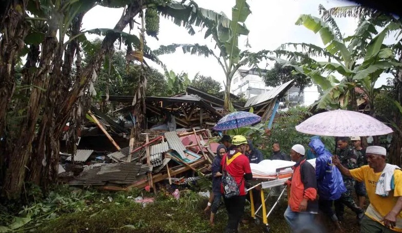 Kerabat dan keluarga membawa jenazah korban gempa bumi saat akan dimakamkan di Desa Sukamulya, Cugenang, Kabupaten Bogor, Jawa Barat, Rabu (23/11/2022). Berdasarkan data