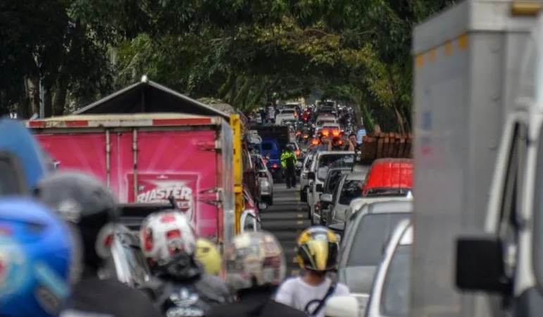 Kendaraan terjebak kemacetan di Jalur Cianjur-Puncak, Jawa