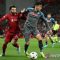 Bintang Liverpool Mohamed Salah (kiri) berusaha merebut penguasaan bola dari bek Napoli Mathias