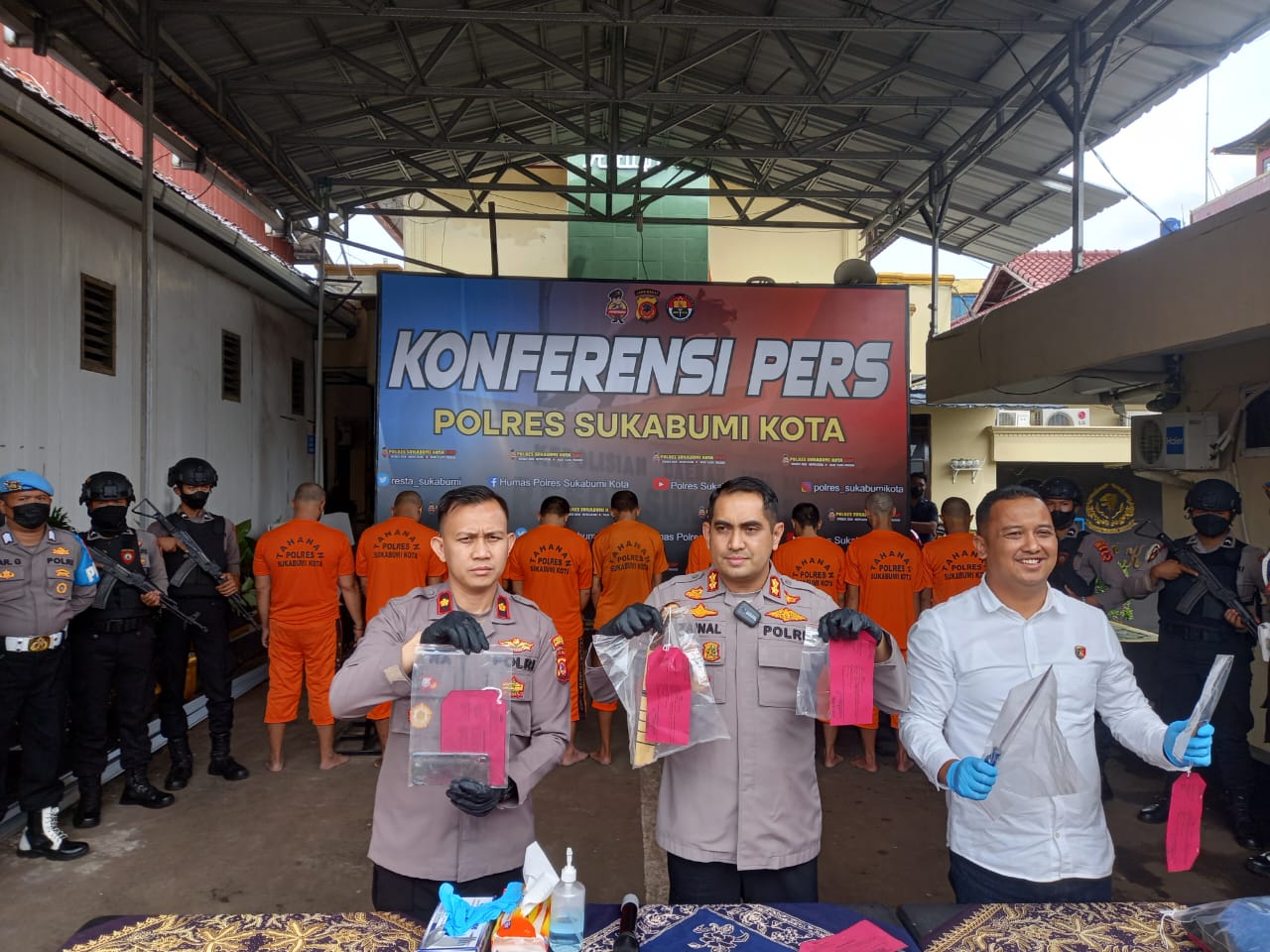 Kapolres Sukabumi Kota AKBP SY Zainal Abidin saat memperlihatkan sejumlah barang bukti