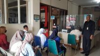 Warga Kabupaten Sukabumi, saat ngantri untuk mengurus data administrasi