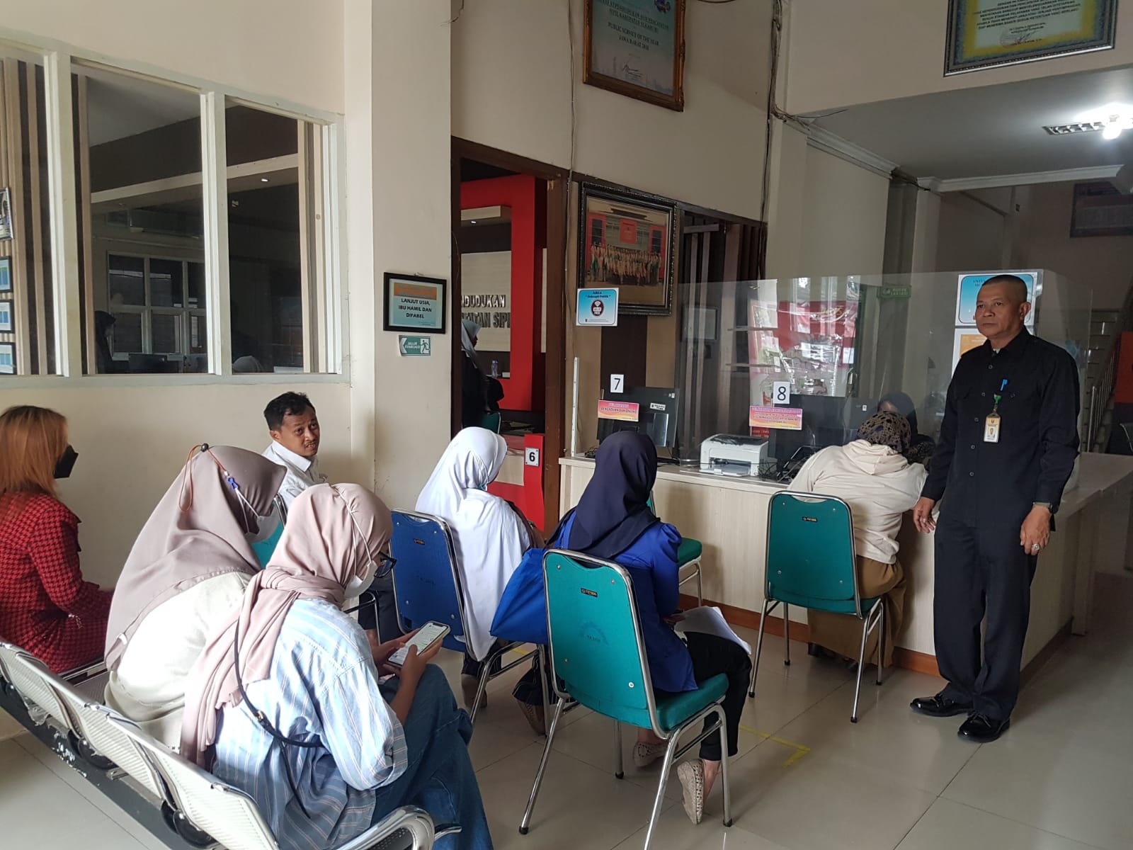 Warga Kabupaten Sukabumi, saat ngantri untuk mengurus data administrasi