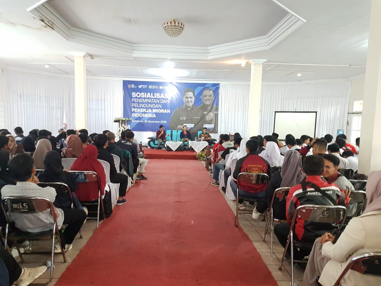 Para pelajar saat mengikuti sosialisasi penempatan dan perlindungan PMI di Gedung Disen, Gelanggang Cisaat