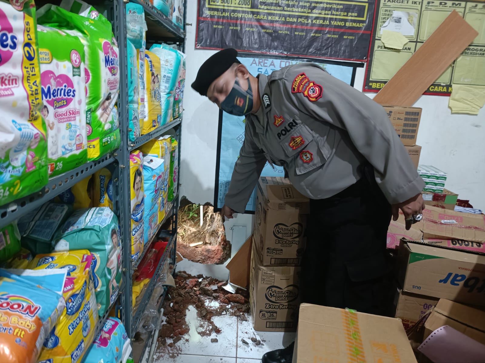 Petugas Polsek Sukabumi, Polres Sukabumi Kota, saat melakukan olah TKP pembobolan minimarket