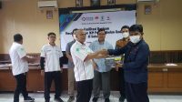 Sekretaris Disdagin Kabupaten Sukabumi, Dani Tarsoni saat memberikan bantuan mesin perbengkelan roda dua bagi IKM