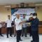 Sekretaris Disdagin Kabupaten Sukabumi, Dani Tarsoni saat memberikan bantuan mesin perbengkelan roda dua bagi IKM