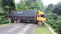 Kondisi kendaraan truk fuso saat melintang di jalan Cisarakan, Kelurahan/ Kecamatan Palabuhanratu, Kabupaten Sukabumi.