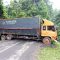 Kondisi kendaraan truk fuso saat melintang di jalan Cisarakan, Kelurahan/ Kecamatan Palabuhanratu, Kabupaten Sukabumi.