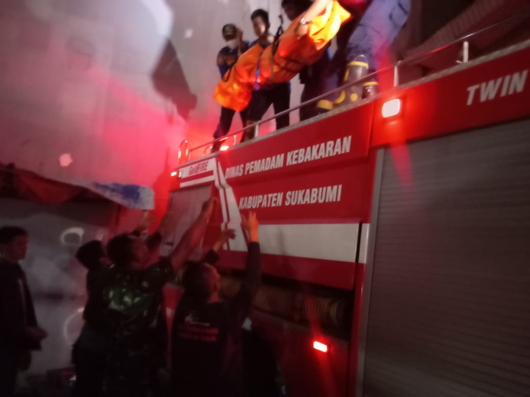 Petugas gabungan saat mengevakuasi jasad Sutrisna (38) yang ditemukan tewas diduga tersengat listrik