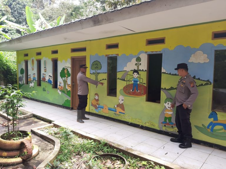 Kapolsek Cikidang Polres Sukabumi pada saat melakukan pengecekan