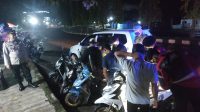 Sejumlah anggota polisi pada saat menggeledah motor pemuda Sukabumi