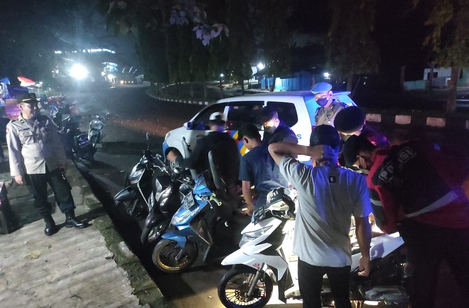 Sejumlah anggota polisi pada saat menggeledah motor pemuda Sukabumi