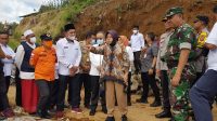 Mensos RI Tri Rismaharini saat meninjau lokasi bencana tanah longsor