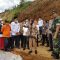Mensos RI Tri Rismaharini saat meninjau lokasi bencana tanah longsor