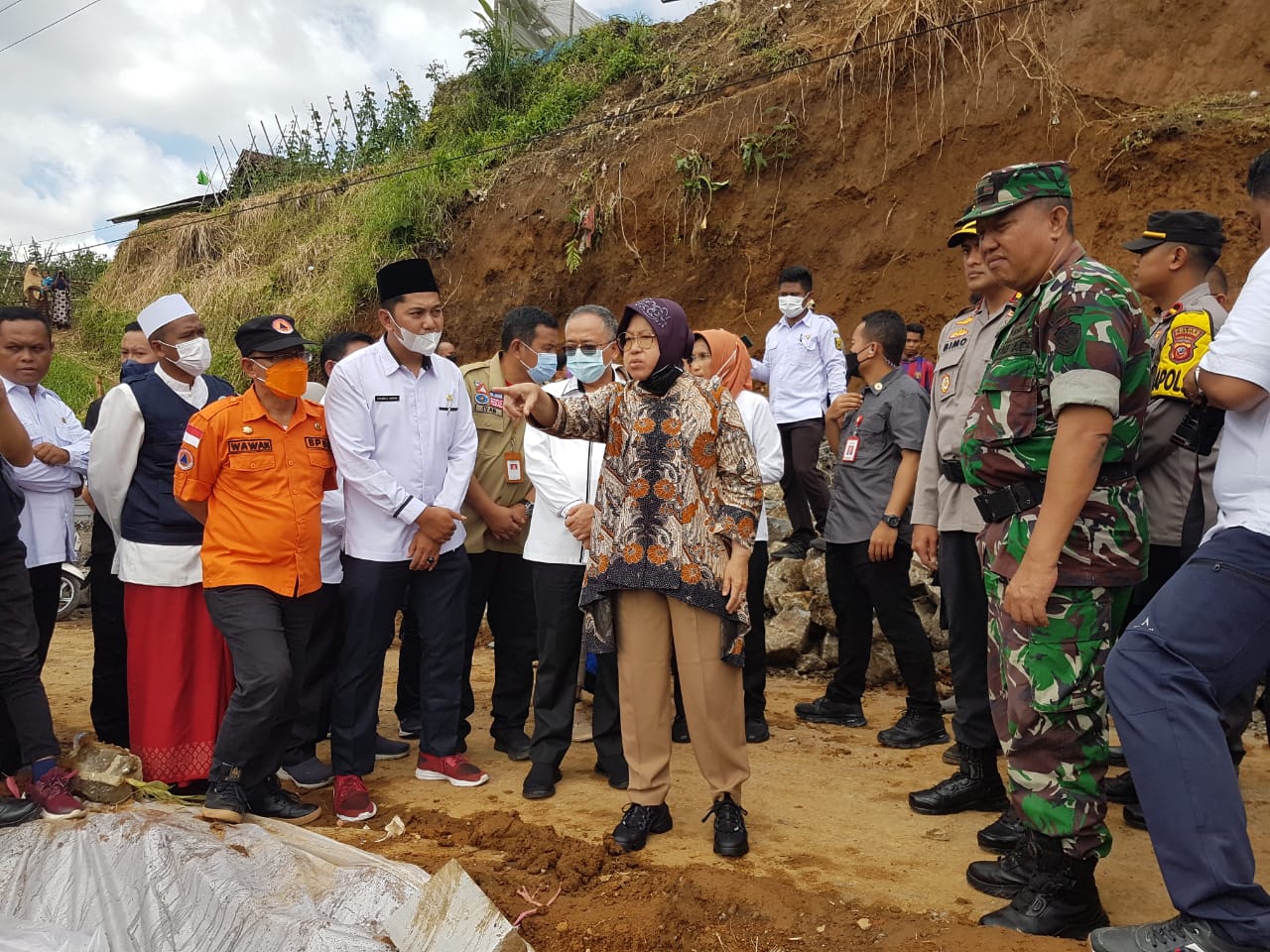 Mensos RI Tri Rismaharini saat meninjau lokasi bencana tanah longsor
