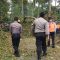 Tim gabungan saat melakukan evakuasi terhadap pohon tumbang di jalan Cikidang