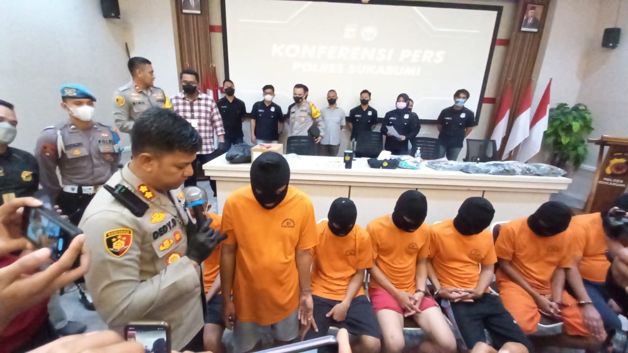 Kapolres Sukabumi saat merilis para tersangka perbuatan kekerasan kepada enam anak