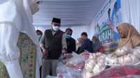 Walikota Sukabumi Achmad Fahmi saat meninjau penyelenggaraan pangan murah