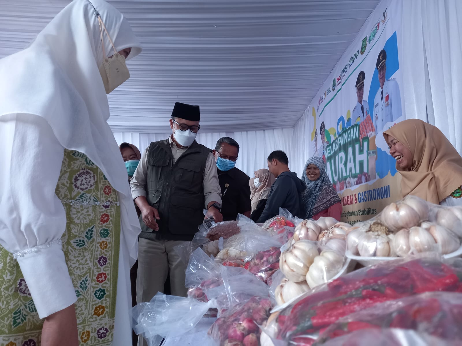Walikota Sukabumi Achmad Fahmi saat meninjau penyelenggaraan pangan murah