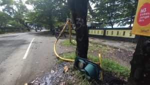 Miris, Tiang Rambu Lalu Lintas di Palabuhanratu Roboh Usai Dibiarkan Berkarat