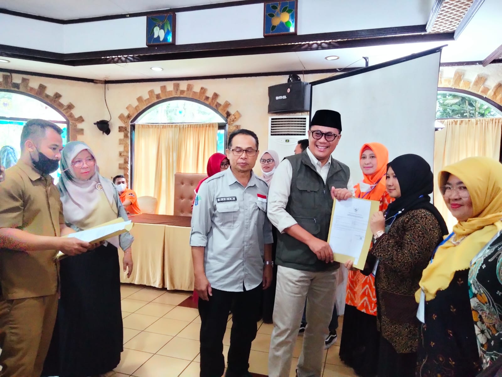 Walikota Sukabumi saat melakukan penyerahan nomor induk berusaha (NIB)