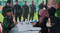 Petugas BNNK Sukabumi, saat melakukan uji screening deteksi dini narkoba (test urine) kepada para prajurit