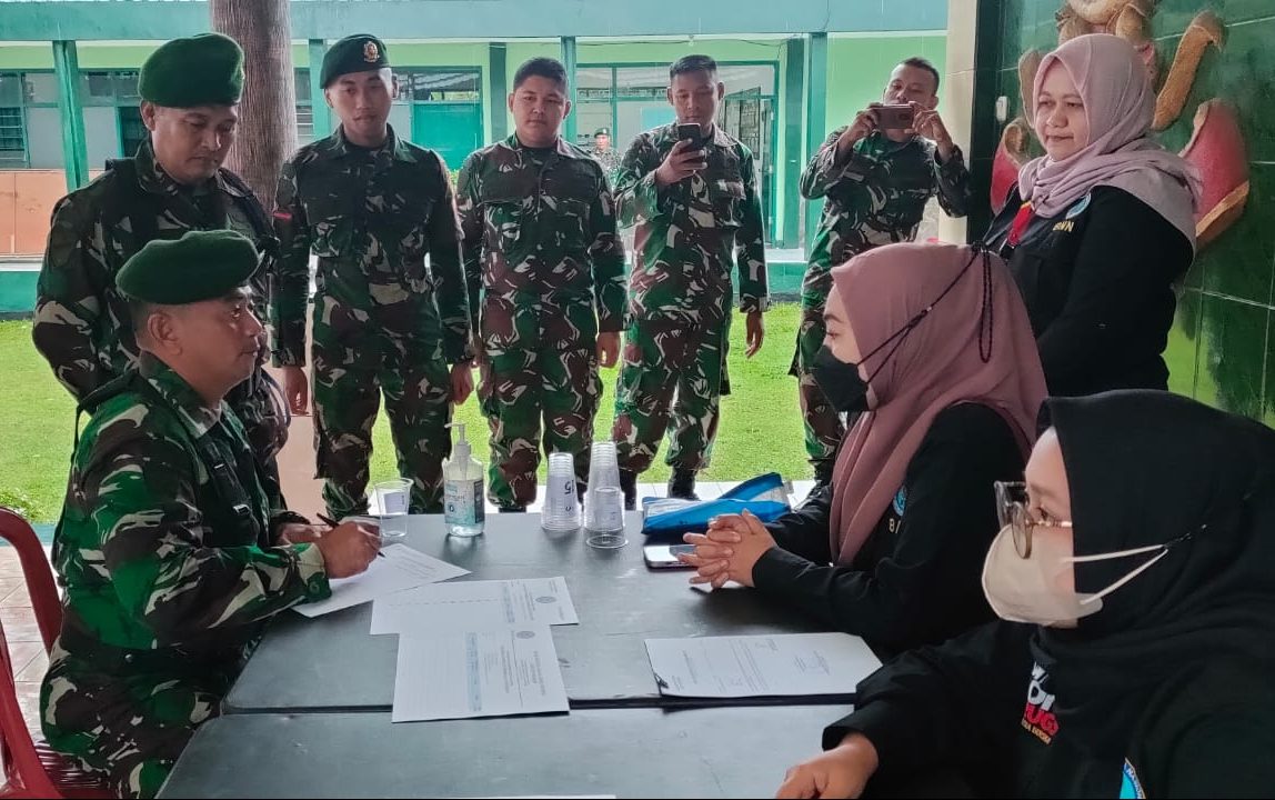 Petugas BNNK Sukabumi, saat melakukan uji screening deteksi dini narkoba (test urine) kepada para prajurit