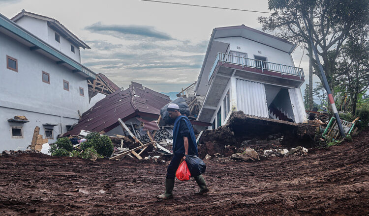 Warga terdampak gempa membawa barang di Desa Sarampad, Cugenang, Cianjur