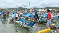 Kondisi ratusan perahu nelayan diparkir di area dermaga Pelabuhan Perikanan Nusantara Palabuhanratu,