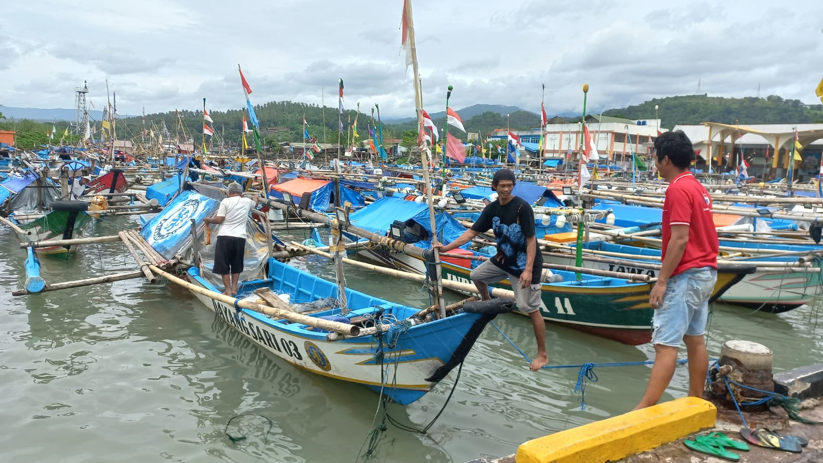 Kondisi ratusan perahu nelayan diparkir di area dermaga Pelabuhan Perikanan Nusantara Palabuhanratu,