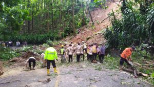 Jalan Palabuhanratu Sukabumi Masih Lumpuh Diterjang Longsor,  Alat Berat Malah Ikut Mogok