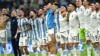 Para pemain Argentina merayakan kemenangan 3-0
