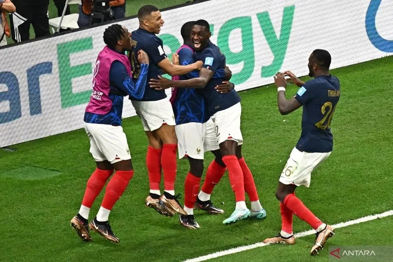Para pemain Prancis merayakan gol Randal Kolo Muani