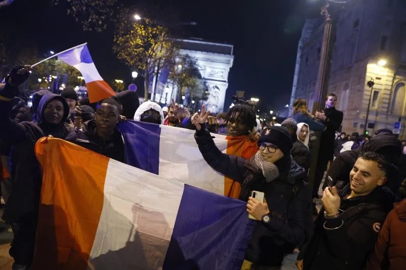 Fans berkumpul di Paris untuk Prancis v Maroko - Paris, Prancis - 14