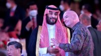 Putra Mahkota Arab Saudi Pangeran Mohammed bin Salman (kiri)