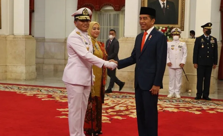 Presiden Joko Widodo melantik Laksamana TNI