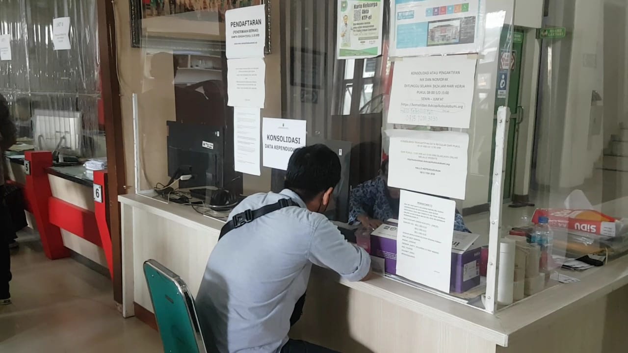 Sejumlah warga saat ngantri untuk mendapatkan dokumen kependudukan di kantor pelayanan Disdukcapil Kabupaten Sukabumi