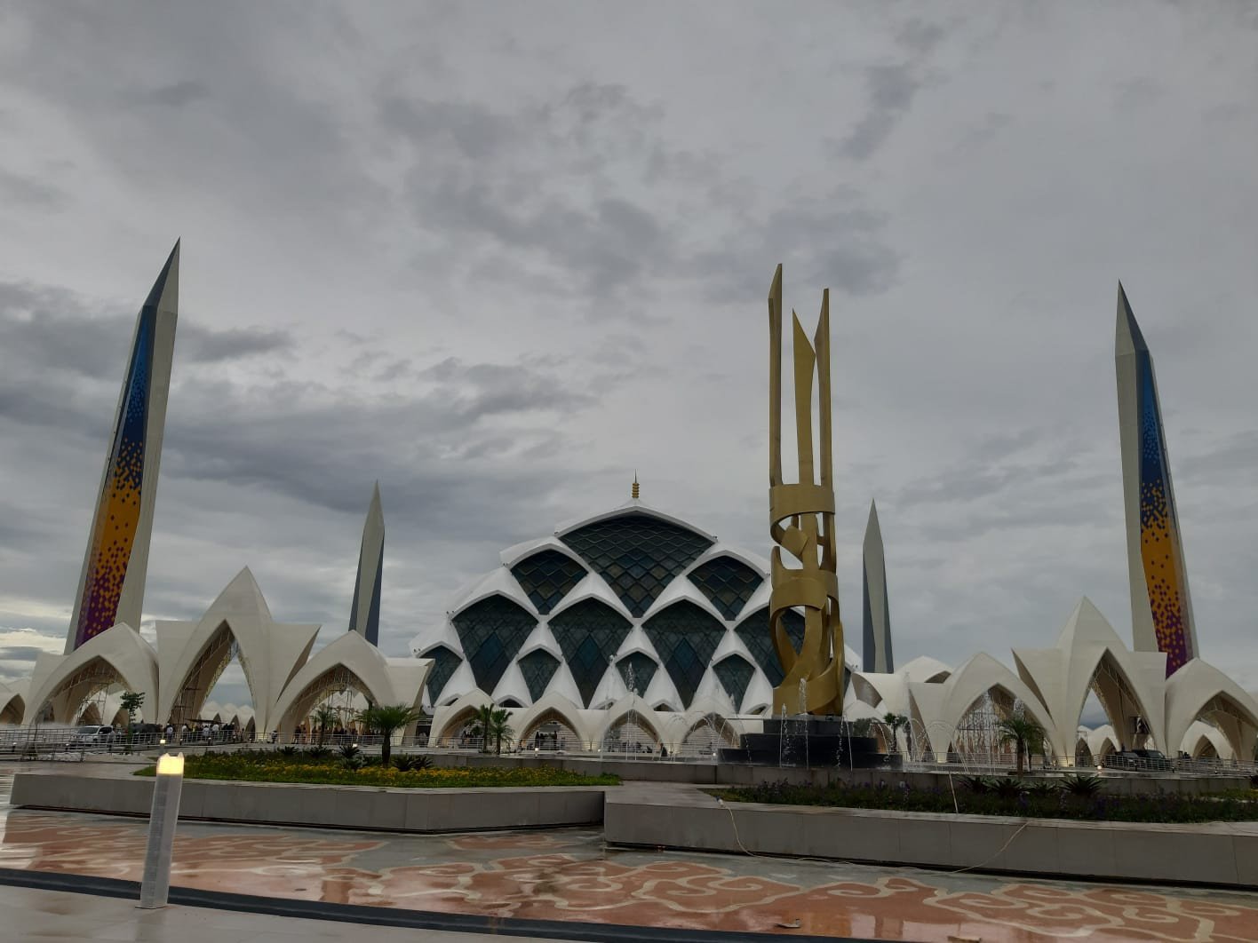 Masjid Raya Al Jabbar di Jalan Cimincrang,