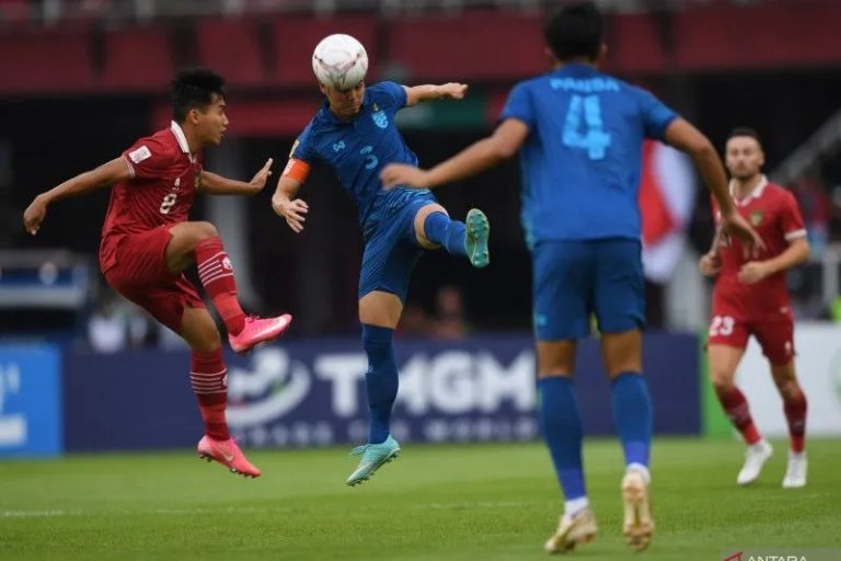 Pesepak bola Timnas Indonesia Witan Sulaeman (kiri) berebut bola dengan pesepak bola Timnas Thailand
