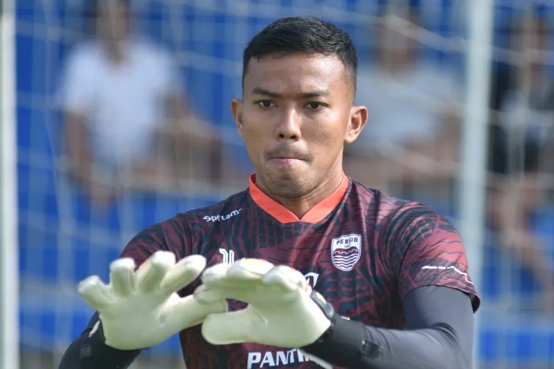 Kiper Persib Bandung Teja Paku Alam.