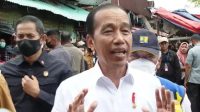 Presiden RI Joko Widodo memberikan keterangan kepada awak media di sela-