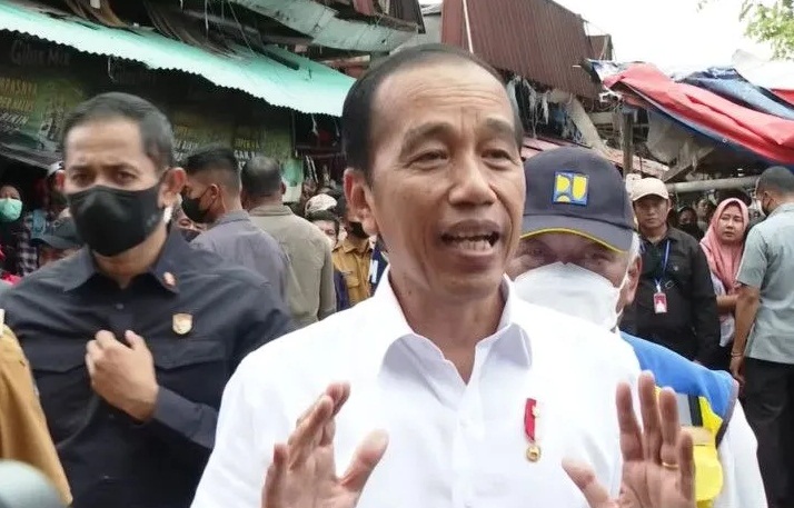 Presiden RI Joko Widodo memberikan keterangan kepada awak media di sela-