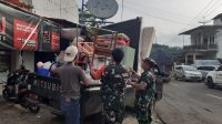Prajurit Kodim 0266 Kabupaten Sukabumi saat membantu penyintas pergerakan tanah
