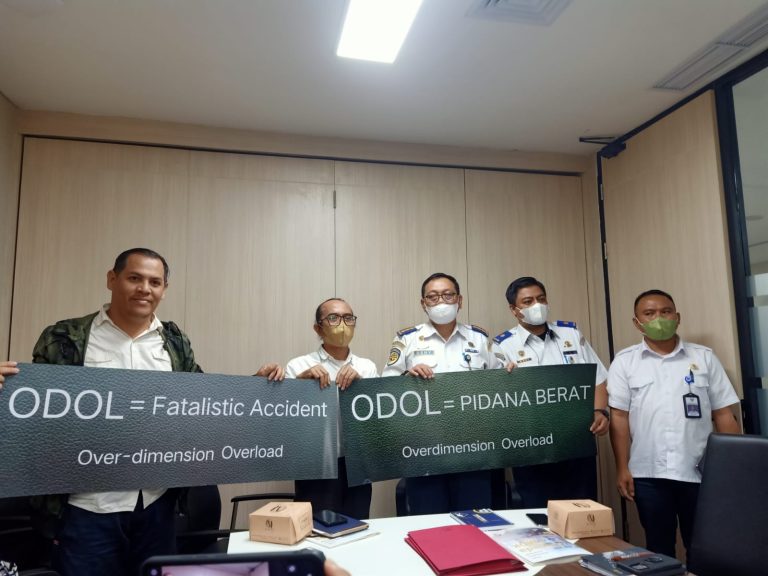 Para aktivis dan jurnalis saat melakukan audiensi dengan Kemenhub di Jakarta (29/12). Audiensi tersebut membahas soal terwujudnya Zero ODOL.