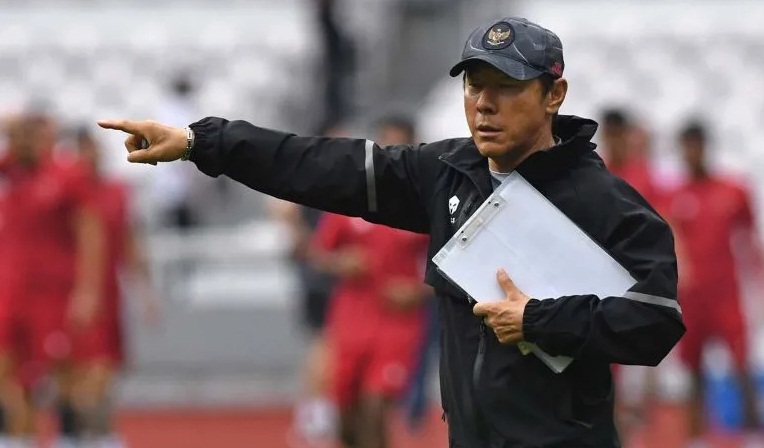 Pelatih Shin Tae-yong memberikan arahan kepada para pesepak bola Timnas Indonesia dalam sesi latihan resmi jelang pertandingan grup A Piala AFF 2022 di Stadion Utama gelora