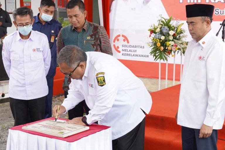 Bupati Sukabumi Marwan Hamami saat meresmikan Gedung Unit Transfusi Darah (UTD) PMI Kabupaten